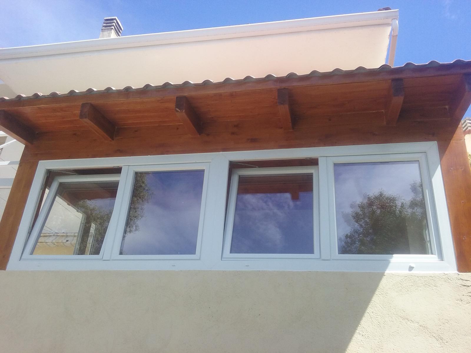 Vista exterior del cerramiento de porche con vigas de madera y tejado en Becerril de la Sierra