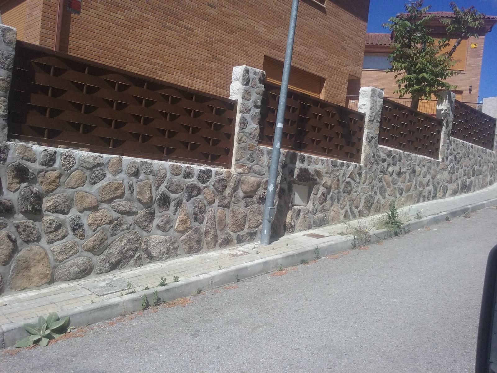 Muro perimetral de piedra natural granítica rústica construido a mano en Manzanares el Real