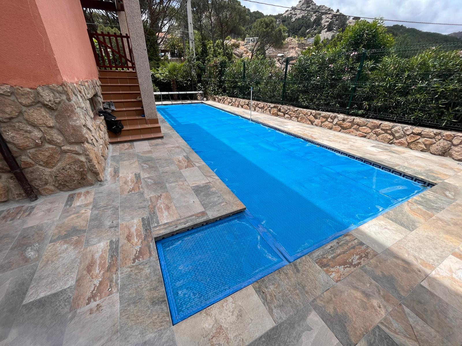Construcción y reforma de piscina con solado exterior cerámico en Manzanares el Real