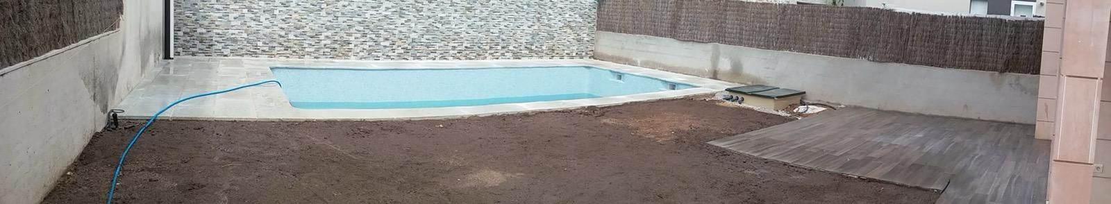 Reforma de patio con vaso de piscina de obra y pavimento exterior en Miraflores de la Sierra